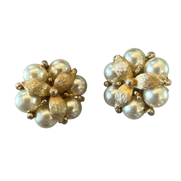Vintage 1960s Faux Pearl Cluster Clip-On Earrings - Elegant Statement Jewelry - Picture 5 of 7